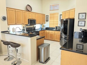 Køleskab, mikrobølgeovn, ovn, kogeplade