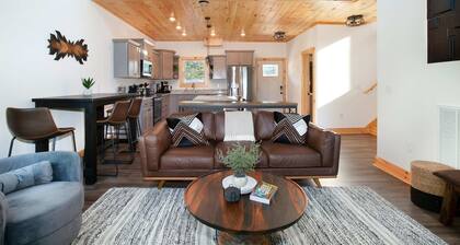 Dollywood Retreat with Hot Tub and Game Room | Sleeps 11