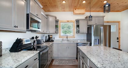 Dollywood Retreat with Hot Tub, Indoor Pool & Game Room | Sleeps 11