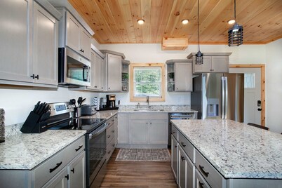 Dollywood Retreat with Hot Tub, Indoor Pool & Game Room | Sleeps 11