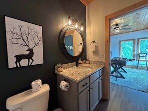 Douche, séchoir à cheveux, serviettes fournies