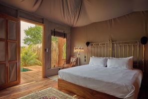 Telt – deluxe, 1 kingsize-seng, hageutsikt | Minibar, wi-fi (inkludert) og sengetøy