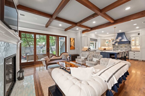 Fernseher, Kamin, Arbeitsbereiche