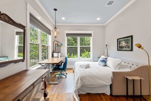 4 bedrooms, desk, iron/ironing board, WiFi - Gorgeous 4BD Plus Studio for 12 with Fire Pit & Near Downtown! (Austin)