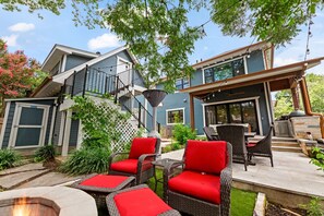 Outdoor dining - Gorgeous 4BD Plus Studio for 12 with Fire Pit & Near Downtown! (Austin)
