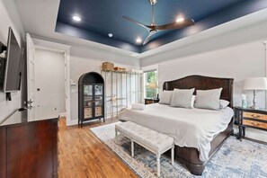 5 Schlafzimmer, Schreibtisch, Bügeleisen/Bügelbrett, WLAN