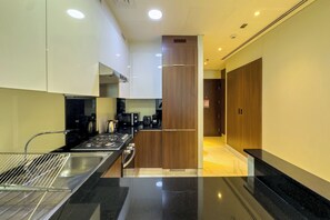 Kühlschrank, Mikrowelle, Wasserkocher mit Kaffee-/Teezubehör, Toaster