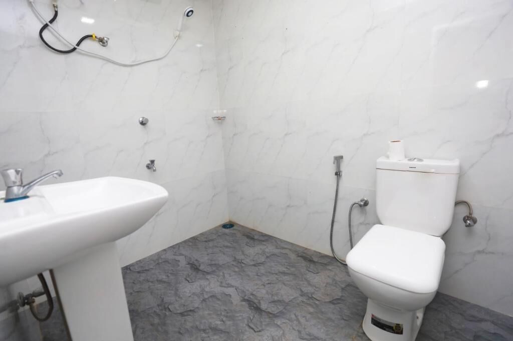 Ein Badezimmer mit Waschbecken, Toilette und Dusche.