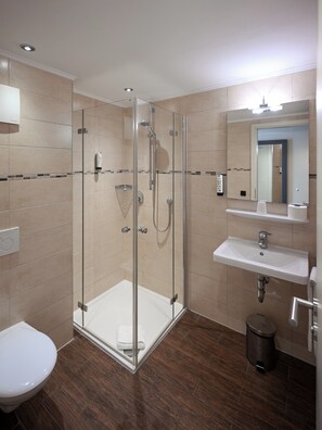 Comfort Single Room | Bathroom | Hair dryer, towels, soap, shampoo