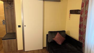 Classic-dobbeltværelse | Pengeskab på værelset, skrivebord, arbejdsområde til bærbare computere