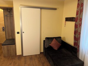 Classic Double Room | In-room safe, desk, laptop workspace, soundproofing