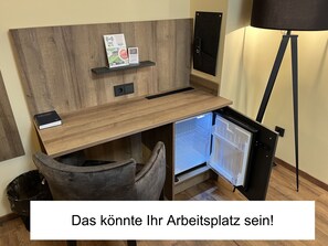 Chambre classique double | Coffre-fort, bureau, espace de travail pour ordinateurs portables