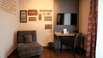 Comfort-Doppelzimmer | Zimmersafe, Schreibtisch, laptopgeeigneter Arbeitsplatz