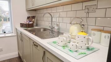 Cottage | Private kitchen | Dishwasher, cookware/dishes/utensils
