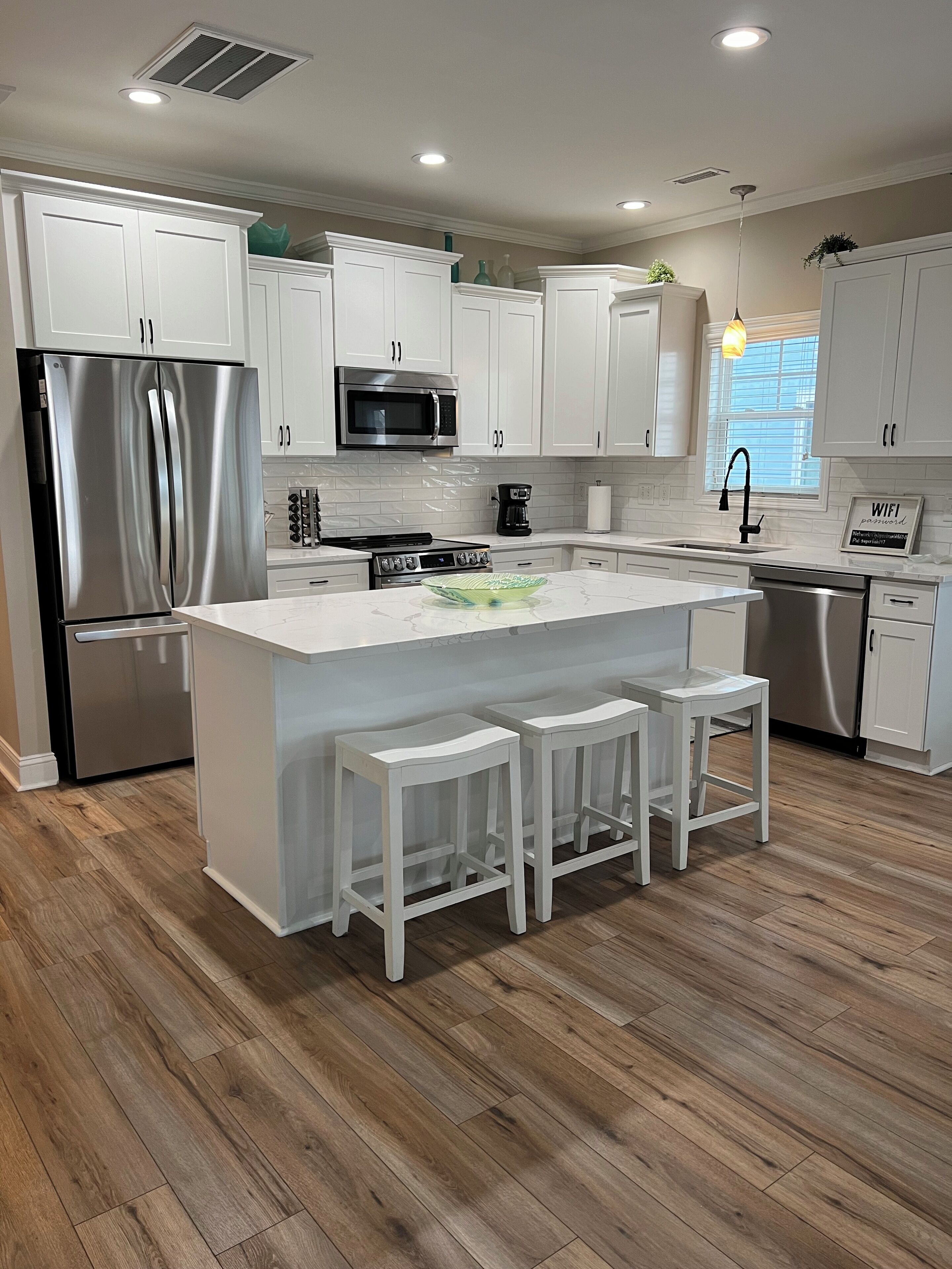 冷蔵庫、電子レンジ、オーブン、コンロ