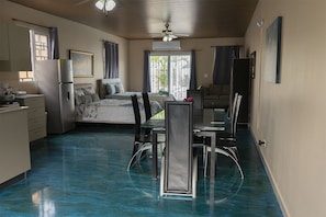 1 habitación, acceso a internet y ropa de cama