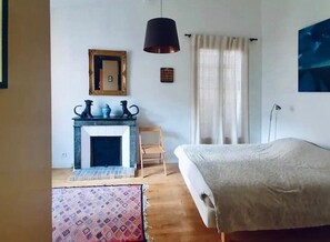 2 bedrooms, desk, bed sheets