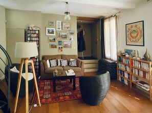 TV - Private Parisian Home w/ Outdoor Space (Paris)