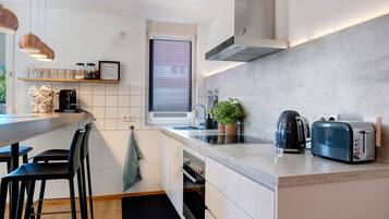 Fridge, oven, stovetop, dishwasher