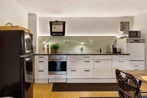 Fridge, microwave, stovetop, dishwasher