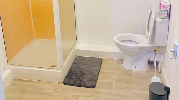 A bathroom with a glass-enclosed shower, a toilet, and a bidet. - Stylish Centrally Located Studio Apartment in Liverpool. Pet friendly! (Kensington)
