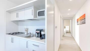 Réfrigérateur, micro-ondes, plaque de cuisson, cafetiÚre/bouilloire