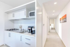 Réfrigérateur, micro-ondes, plaque de cuisson, cafetière/bouilloire