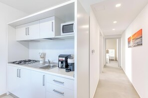 Refrigerador, microondas, parrilla de estufa y cafetera y tetera 