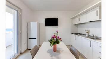 Kühlschrank, Mikrowelle, Herdplatte, Wasserkocher mit Kaffee-/Teezubehör