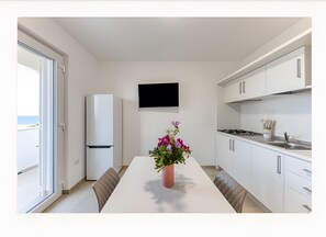 Kühlschrank, Mikrowelle, Herdplatte, Wasserkocher mit Kaffee-/Teezubehör