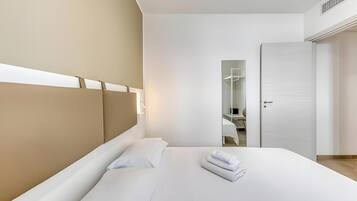 2 bedrooms, iron/ironing board, bed sheets