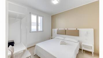 2 habitaciones, tabla de planchar con plancha y ropa de cama