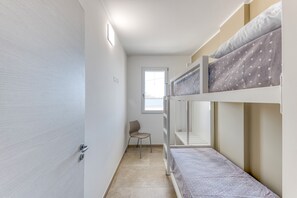 2 bedrooms, iron/ironing board, bed sheets