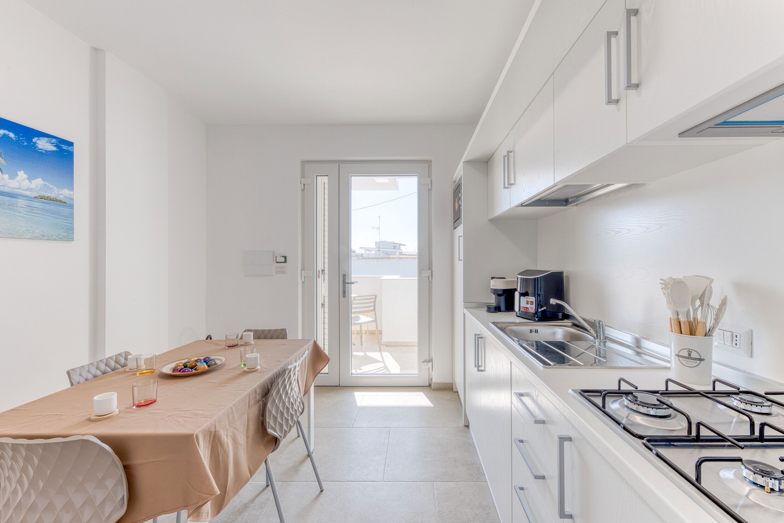 Réfrigérateur, micro-ondes, plaque de cuisson, cafetière/bouilloire