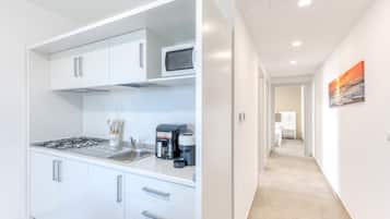 Kühlschrank, Mikrowelle, Herdplatte, Wasserkocher mit Kaffee-/Teezubehör