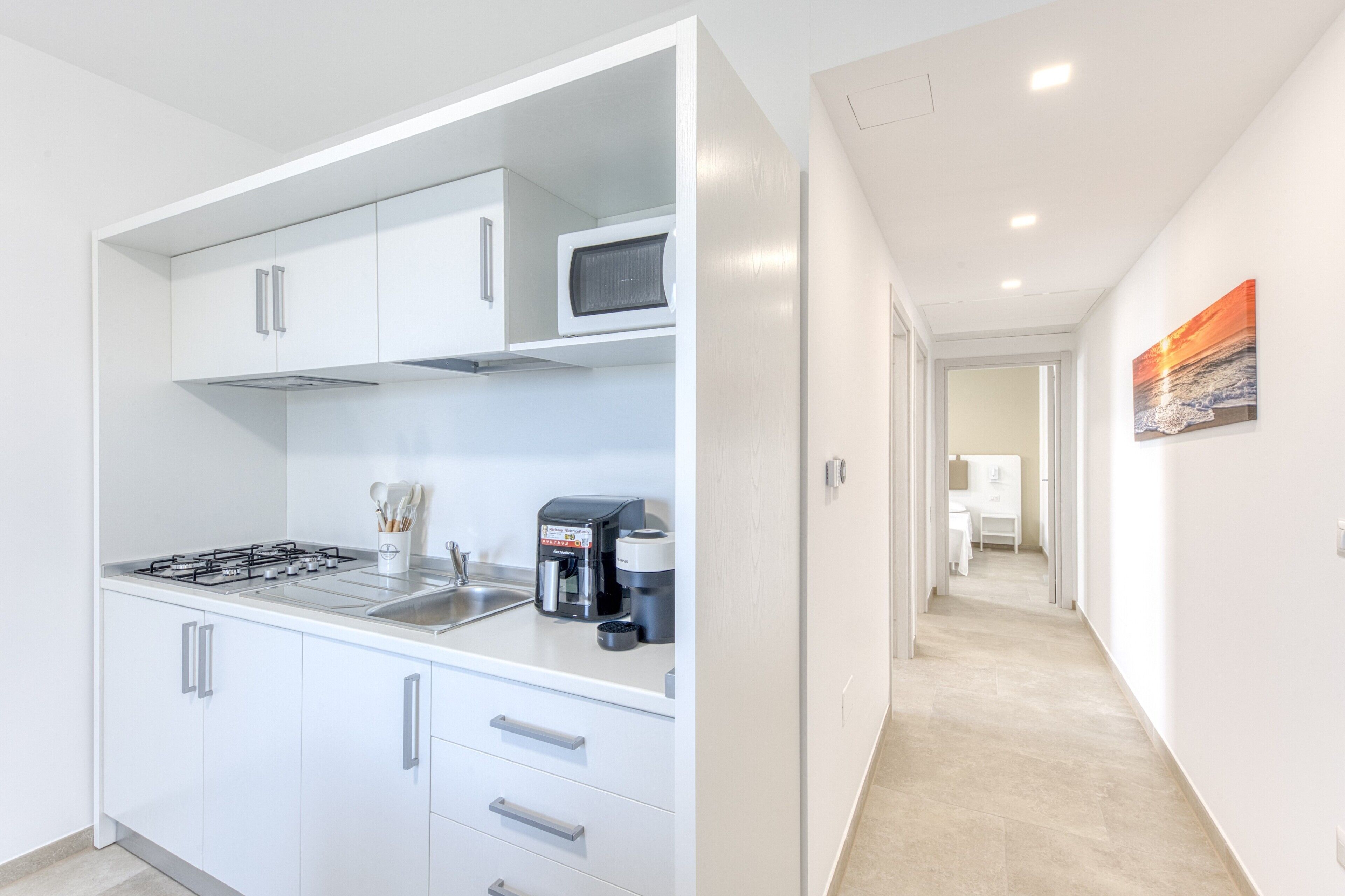 Réfrigérateur, micro-ondes, plaque de cuisson, cafetière/bouilloire