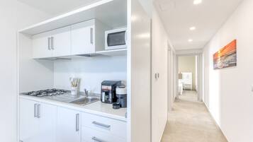 Kühlschrank, Mikrowelle, Herdplatte, Wasserkocher mit Kaffee-/Teezubehör