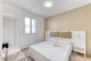 2 bedrooms, iron/ironing board, bed sheets