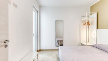 2 habitaciones, tabla de planchar con plancha y ropa de cama