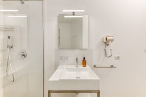 Shower, hair dryer, towels - Apartment 'Unit 1' with air conditioning (Ugento)