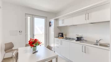 Kühlschrank, Mikrowelle, Herdplatte, Wasserkocher mit Kaffee-/Teezubehör