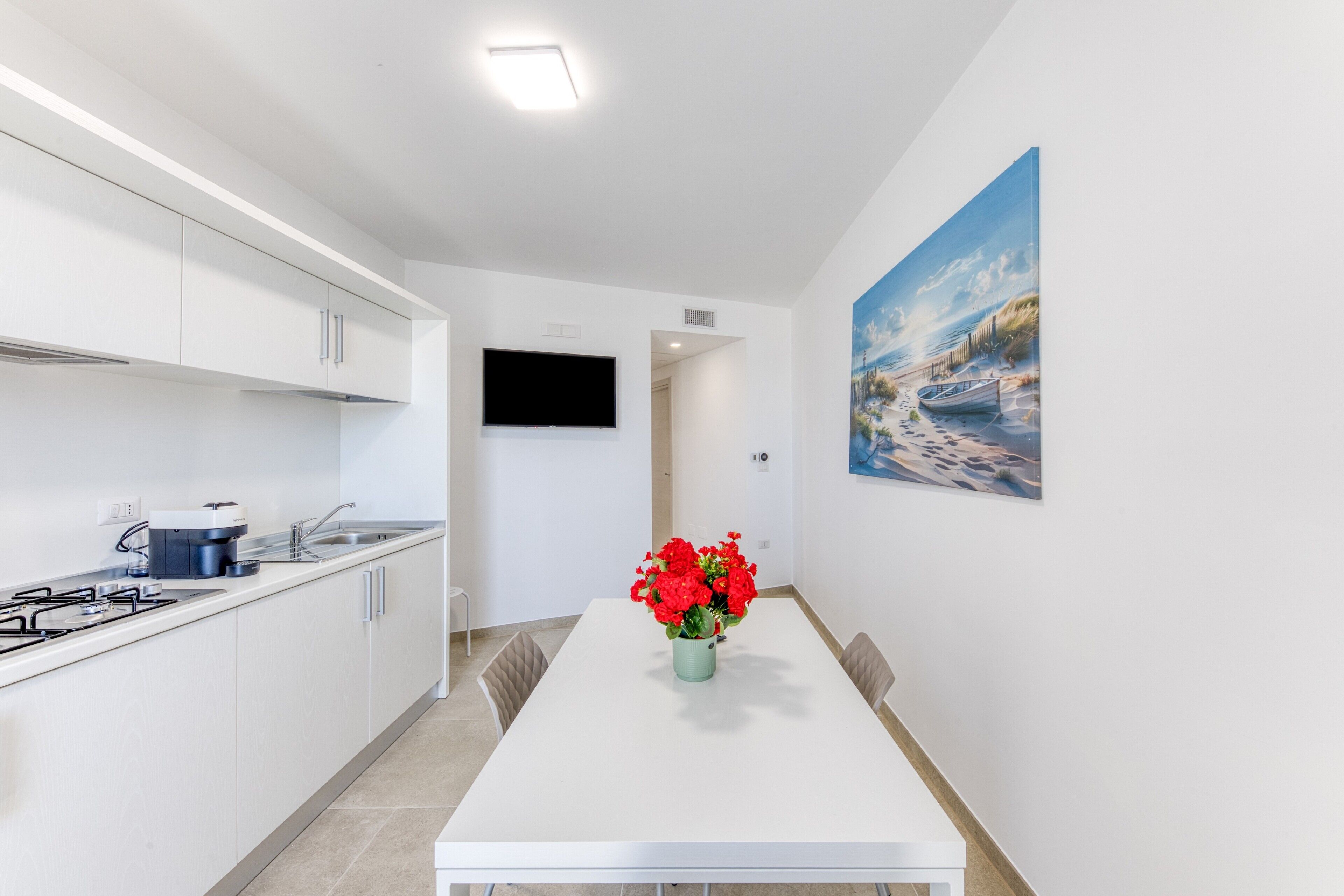 Refrigerador, microondas, placa de cocina, cafetera/tetera