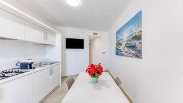 Refrigerador, microondas, placa de cocina, cafetera/tetera