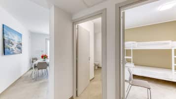 2 habitaciones, tabla de planchar con plancha y ropa de cama