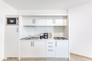 Kühlschrank, Mikrowelle, Herdplatte, Wasserkocher mit Kaffee-/Teezubehör