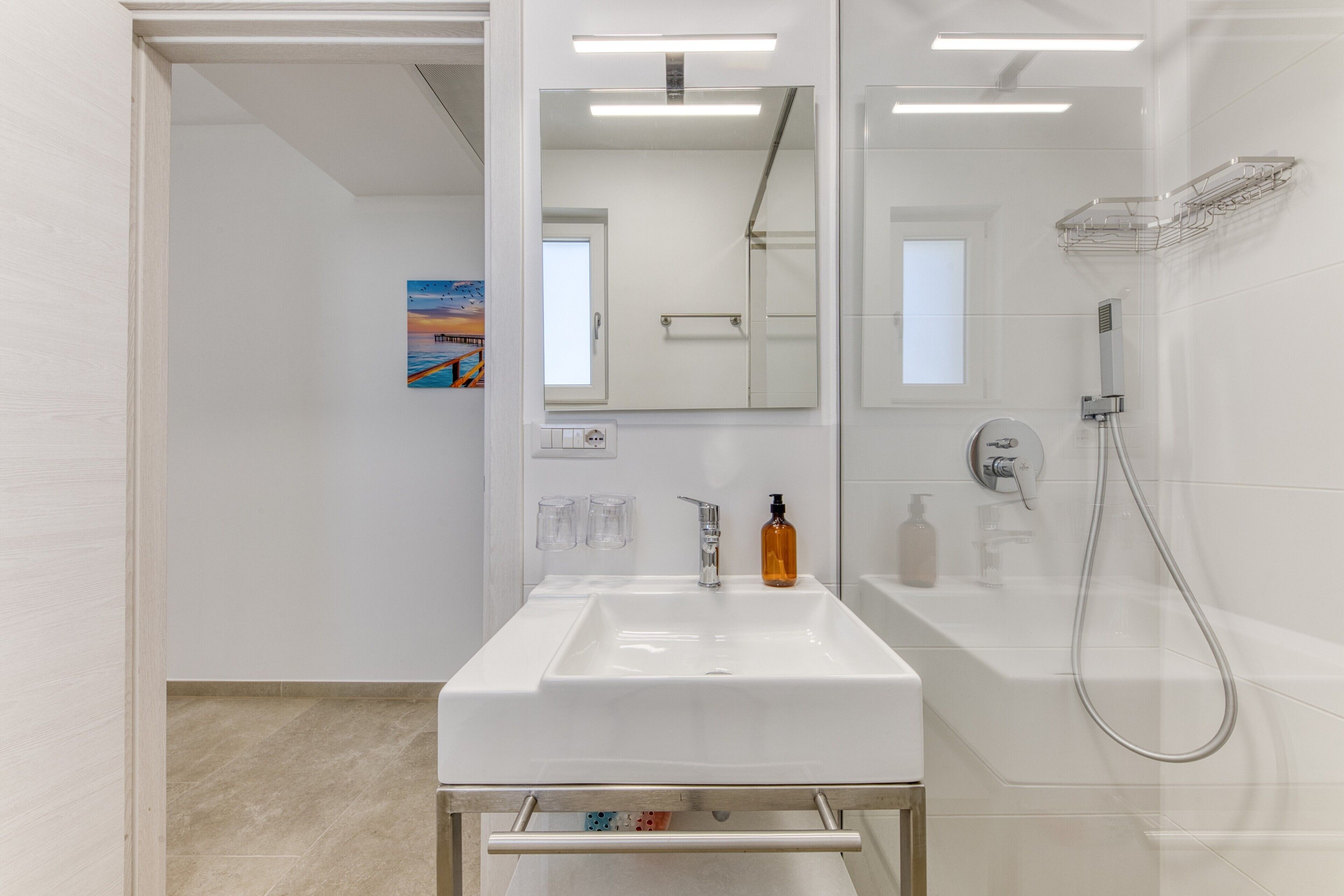 Een douche, een haardroger, handdoeken