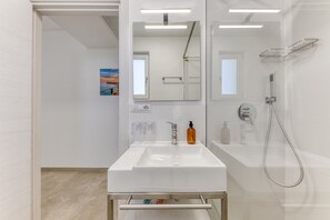 Dusche, Haartrockner, Handtücher