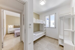 2 dormitoris, planxa i posts de planxar i roba de llit 