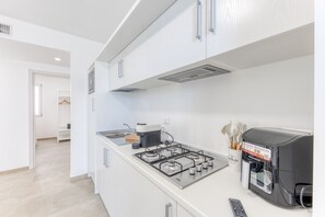 Réfrigérateur, micro-ondes, plaque de cuisson, cafetière/bouilloire