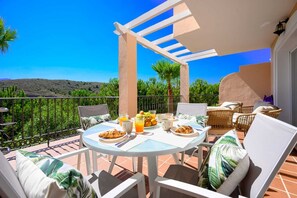 Outdoor dining - EXCLUSIVE CHALET NEXT TO THE GOLF COURSE-POOL, Wi-Fi, A/C, MAGNIFICENT VIEWS  (Alhaurin el Grande)